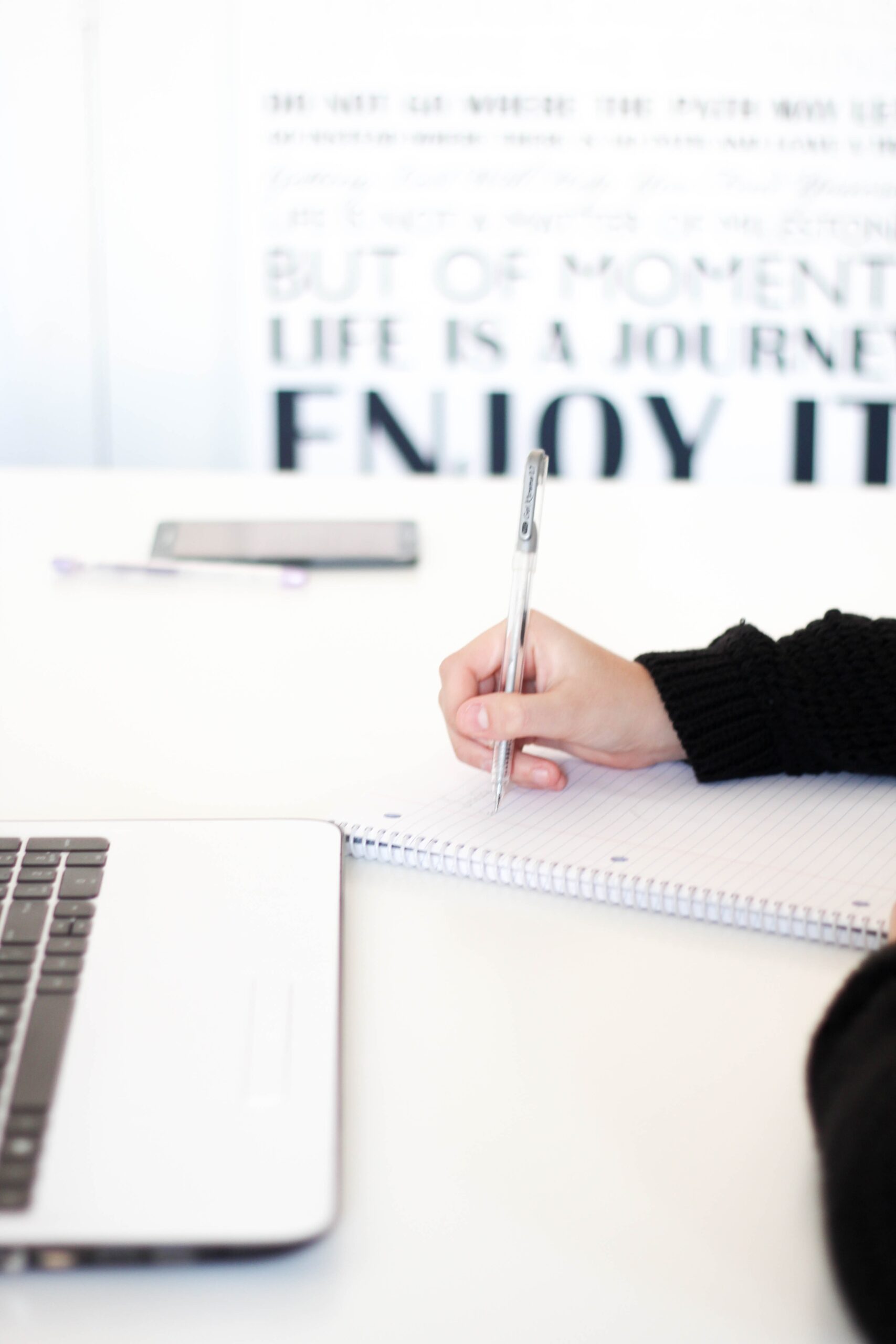 prise de note devant ordi Tell n'Clic | Marketing Digital 360 | Communication | Tell Feel Click & be Proud !